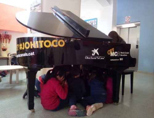 Un piano de cua al vestíbul de l’escola