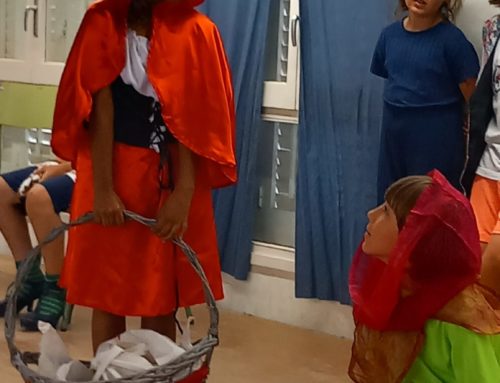 4t Els nens i nenes representen la caputxeta vermella en anglès